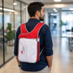 Homem em ambiente empresarial usando mochila carteiro, a mochila é vermelha e branca
