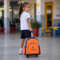 Criança usando mochila infantil de rodinhas.