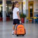 Criança usando mochila infantil de rodinhas.
