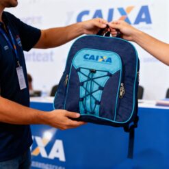 mochila-que-vira-bolsa-personalizada-brindes-sp (2) A Mochila que Vira Bolsa modelo M070 é versátil e ideal para qualquer ocasião. Com design exclusivo, transforma-se facilmente de mochila a bolsa.