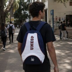 Garoto usando mochila universitária em campus fa faculdade.