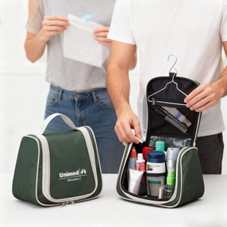 necessaire-para-viagem-personalizada-brindes-sp (1) A Necessaire Para Viagem Personalizada modelo NE14 é feita em Nylon 600, garantindo durabilidade e resistência.
