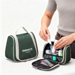 A Necessaire Para Viagem Personalizada modelo NE14 é feita em Nylon 600, garantindo durabilidade e resistência.