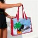 A Sacola de Praia Transparente Personalizada modelo SA24 é fabricada em cristal e nylon 600, oferecendo durabilidade e estilo.