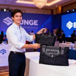 A Sacola Dobrável SA25 é ideal para brindes corporativos, feita em couro sintético, com design elegante e resistente.