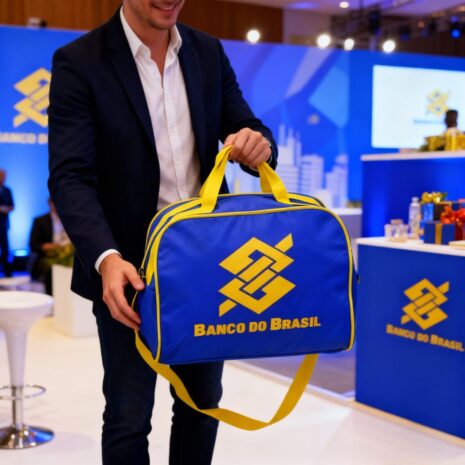 bolsa-de-viagem-barata-corporativos-brindes-sp A Bolsa de Viagem B021 é prática e acessível, feita em resistente Nylon 600.