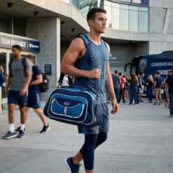 Homem saindo de academia com uma bolsa de viagem esportiva azul pendurada no ombro.