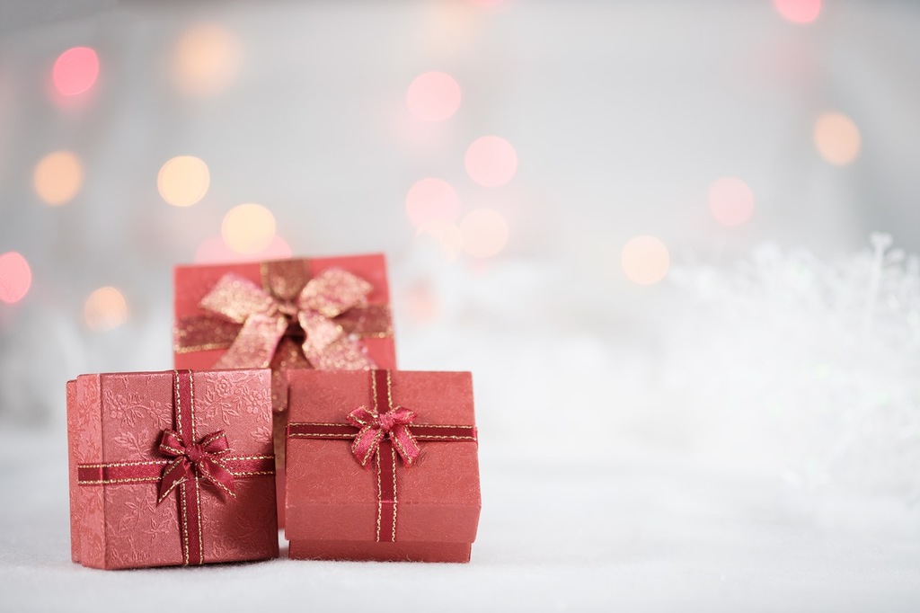 Presentes de natal para funcionário com embalagem cor-de-rosa em fundo branco