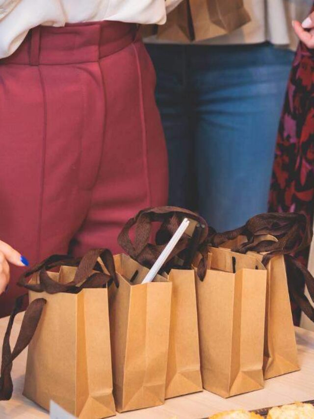 Sacolas com brindes personalizados dentro, para datas celebrativas.