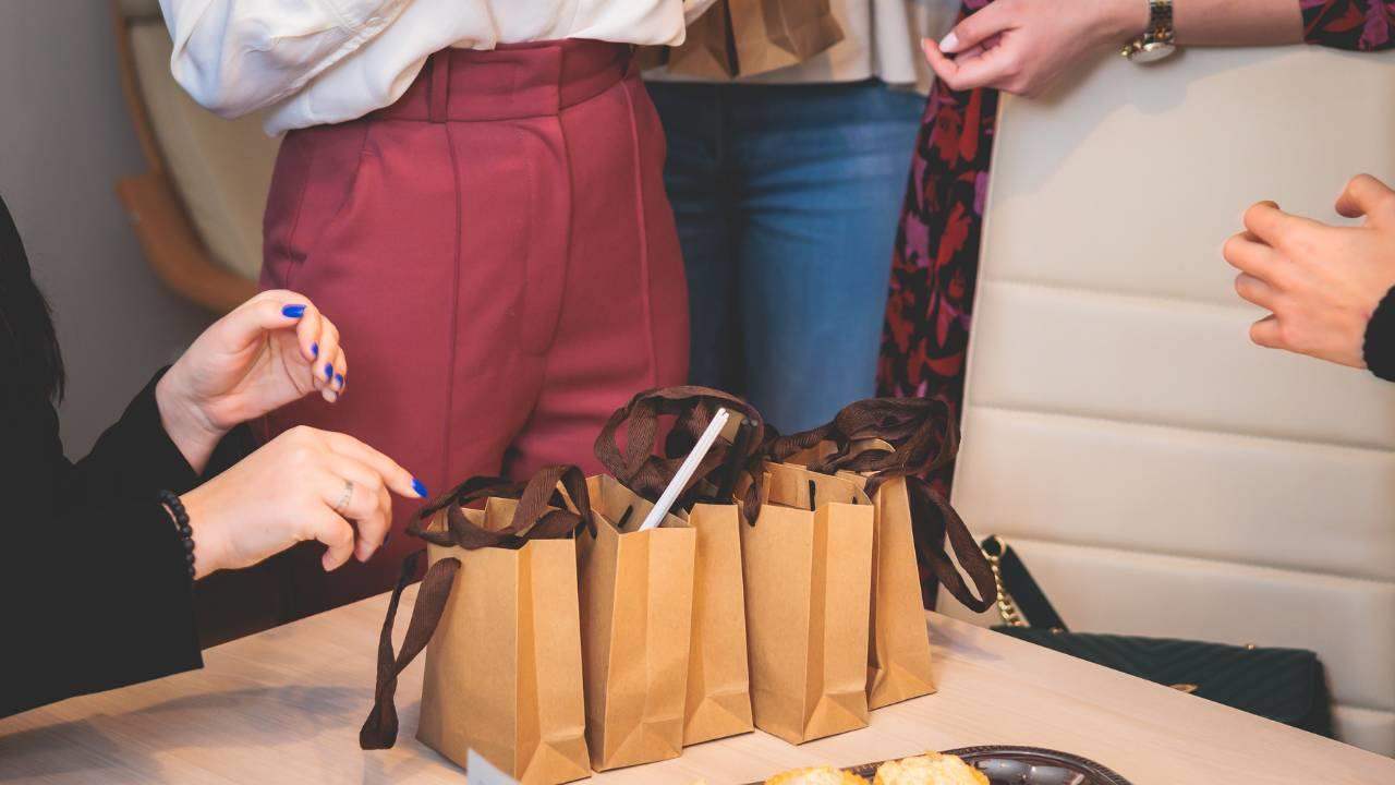 Sacolas com brindes personalizados dentro, para datas celebrativas.