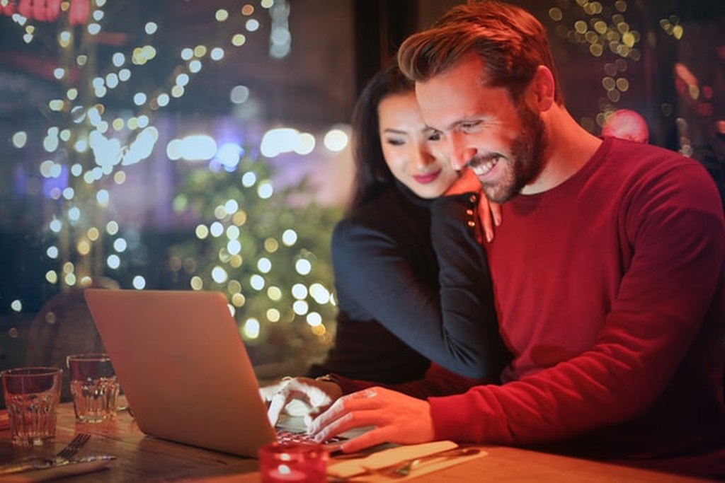 Escolhendo brinde de fim de ano para os fucionários no computador. 