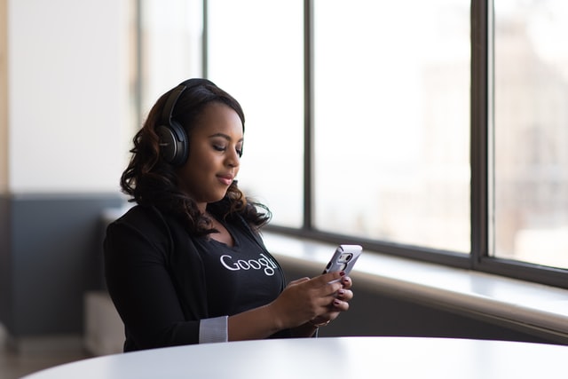 lembrancinha para equipe de trabalho fone de ouvido bluetooth