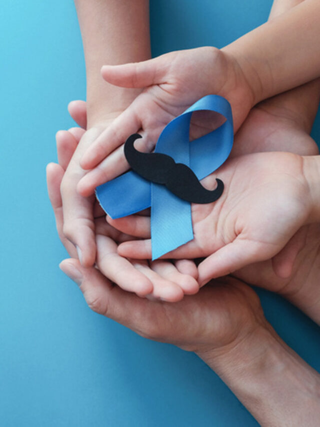 Homens segurando o símbolo do Novembro Azul.