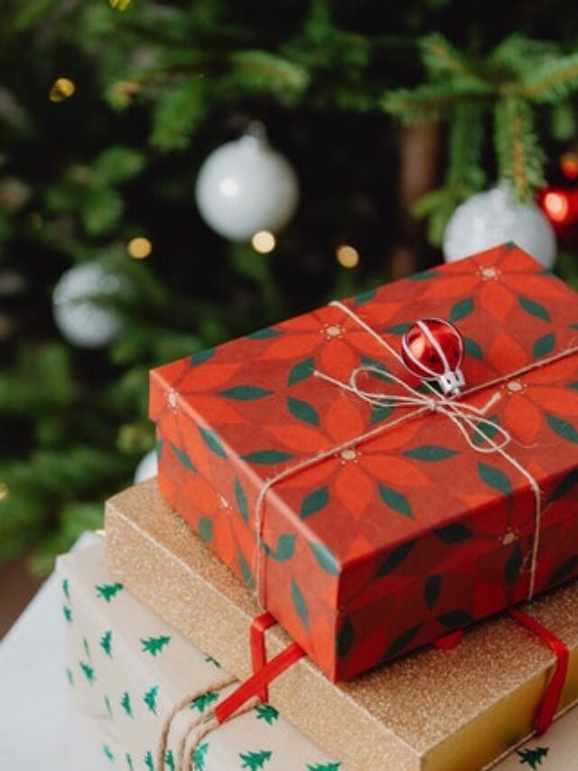 CROPPED: lembranças de natal para clientes embaixo da árvore de natal de uma empresa.