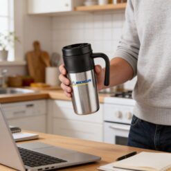 Mão de homem segurando caneca inox