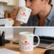 Montagem de imagens. A imagem superior mostra um homem tomando café em caneca de porcelana com desenhos coloridos. A imagem inferior mostra a caneca de porcela apoiada em mesa de madeira.