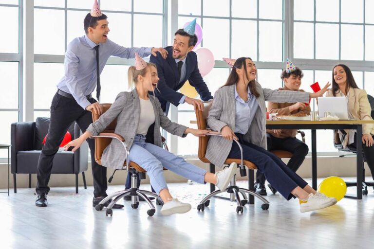 Funcionários comemorando o aniversário da empresa entre si.