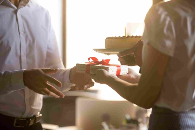 Presenteando cliente que comprou imóvel e comemorando a compra.