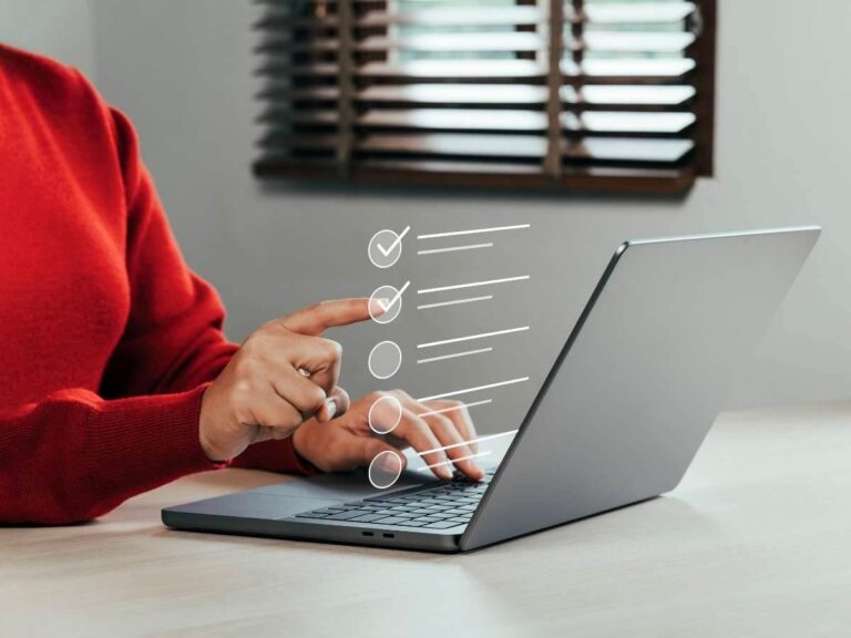 Mulher fazendo uma checklist sobre as etapas para organizar uma SIPAT de sucesso.