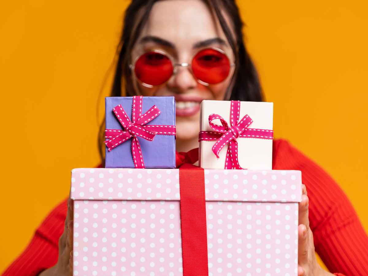 Mulher impressionada com os brindes personalizados que ganhou, os quais estão alinhado com as tendências de 2025.