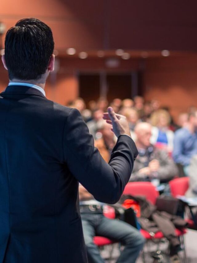 homem fazendo palestra em evento corporativo
