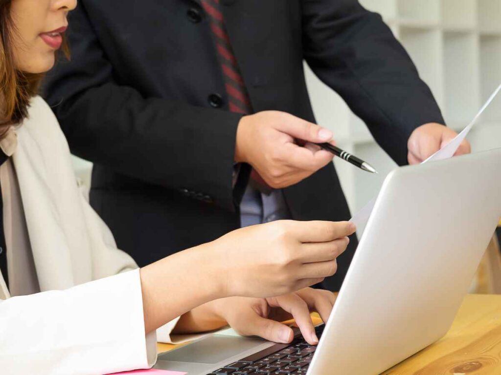 Integrante do SESMT apresentando os benefícios dessa estrutura para a empresa e para os colaboradores.