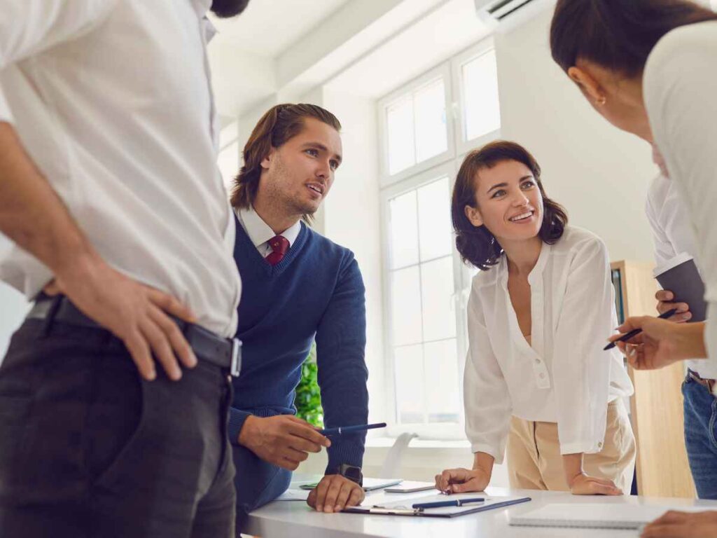 Chefe alinhando metas e estratégias da empresa com seus colaboradores.