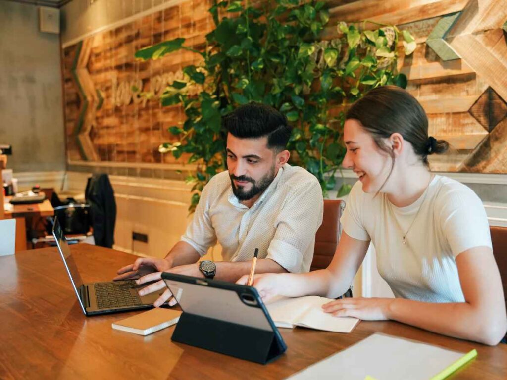Colaboradores motivados e rindo entre si por fazerem parte de uma instituição que valoriza a sustentabilidade.