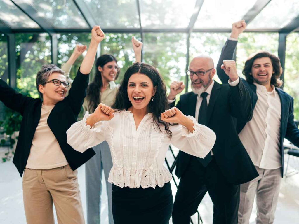 Colaboradores e líderes celebram juntos as conquistas da empresa, reforçando a motivação coletiva e promovendo um ambiente de reconhecimento e engajamento.