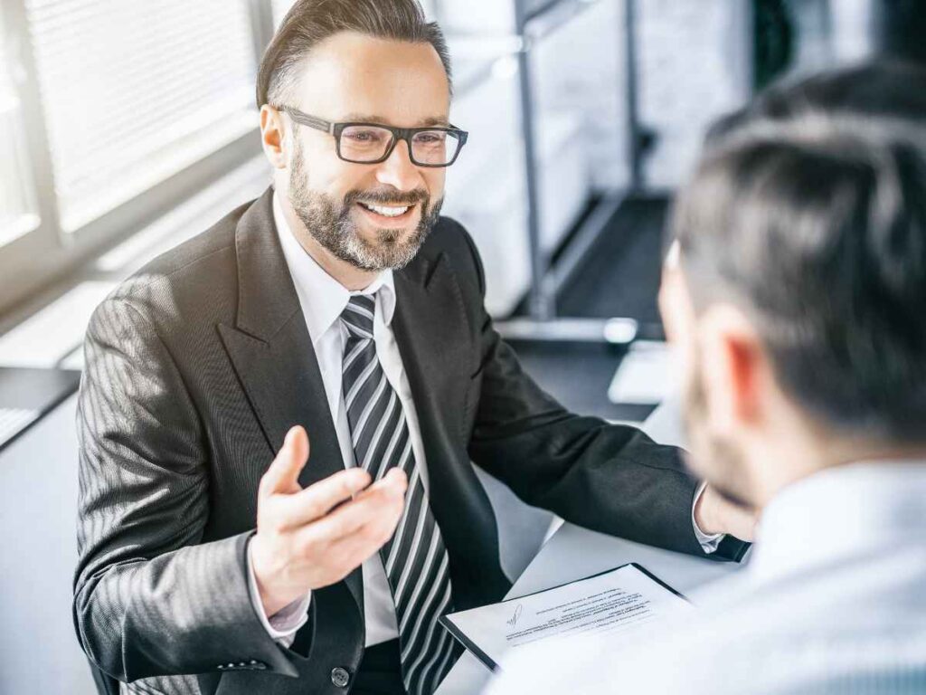 Gerente conversando com cliente para entender seus gostos e preferências