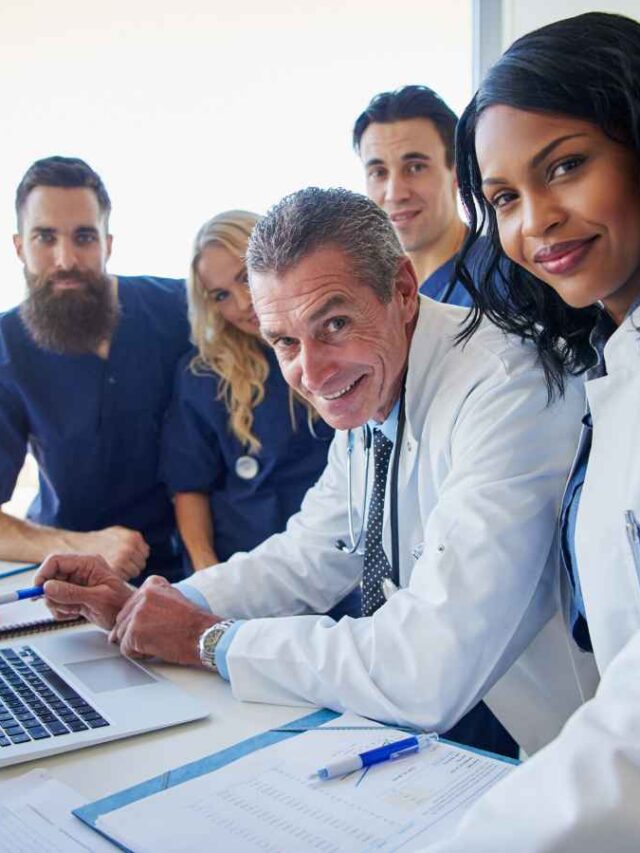 Equipe de integrantes do SESMT reunidos em volta de uma mesa.