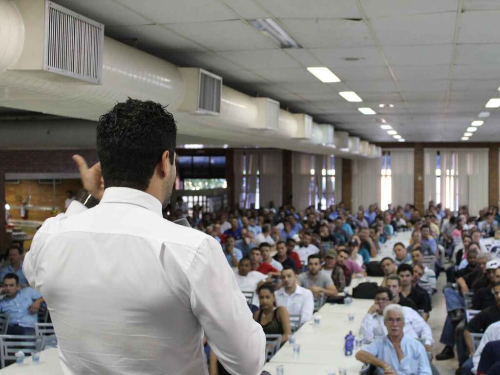 Dono de empresa realizando evento interno após descobrir os benefícios dessa prática.