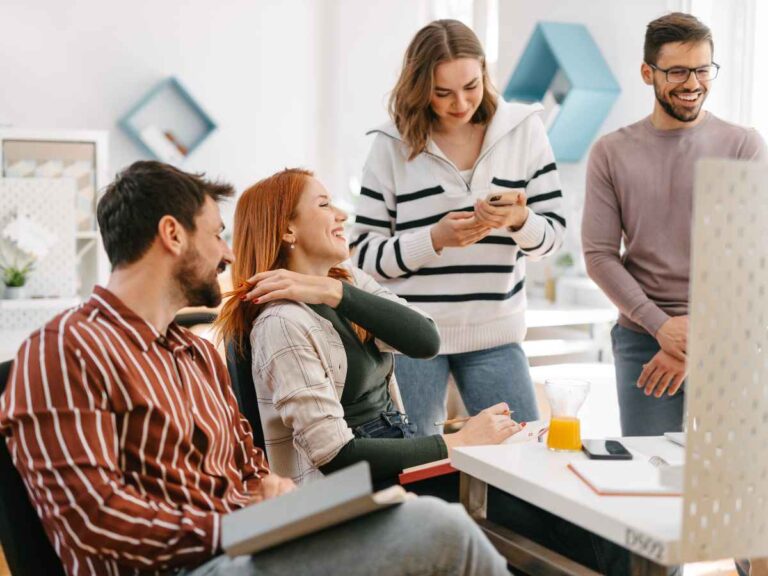 Equipe motivada trabalhando de forma produtiva.