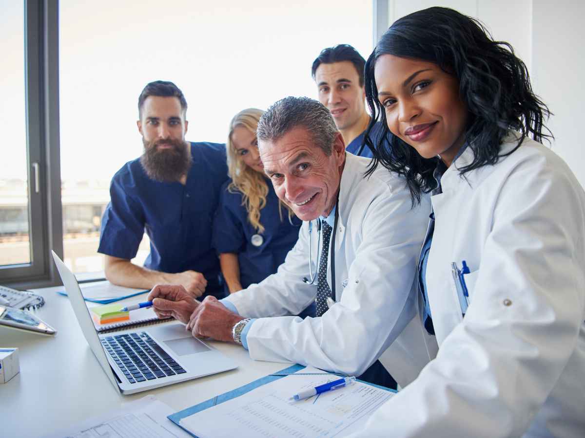 Equipe de integrantes do SESMT reunidos em volta de uma mesa.