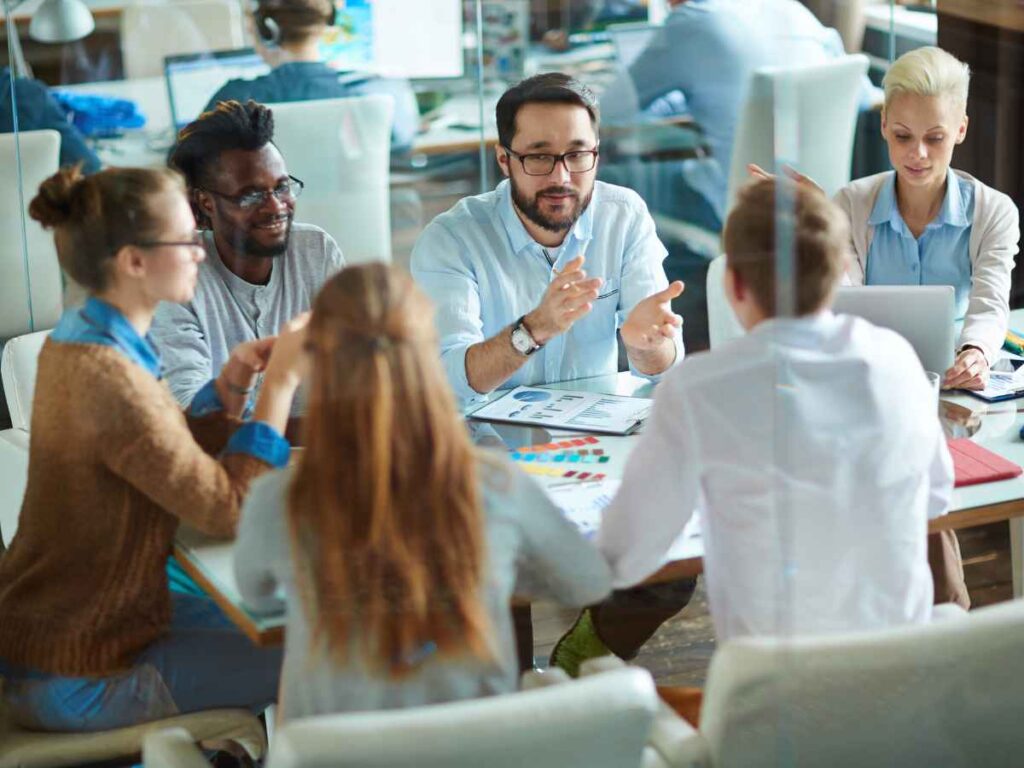 Líder de equipe motivando colaboradores do seu time.
