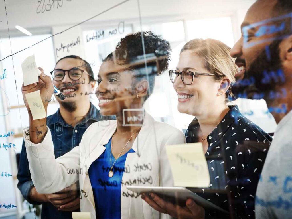 Equipe planejando uma campanha de marketing com brindes personalizados.
