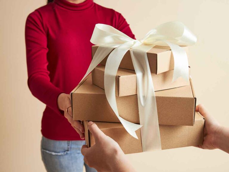 Dono de empresa e funcionário trocando brindes personalizados de alta qualidade em um momento de valorização e reconhecimento.