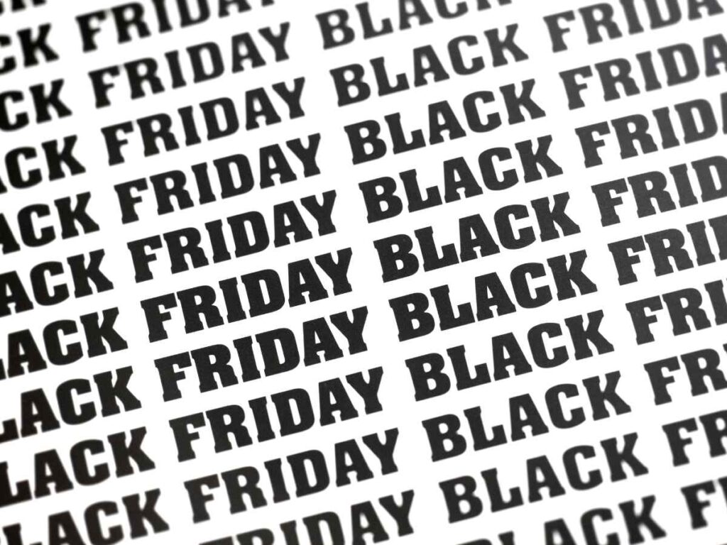 Imagem com repetição das palavras “Black Friday” em letras pretas sobre fundo branco
