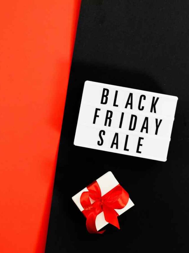 Fundo nas cores preta e vermelha com placa escrita “Black Friday Sale” e brinde embrulhado com laço vermelho