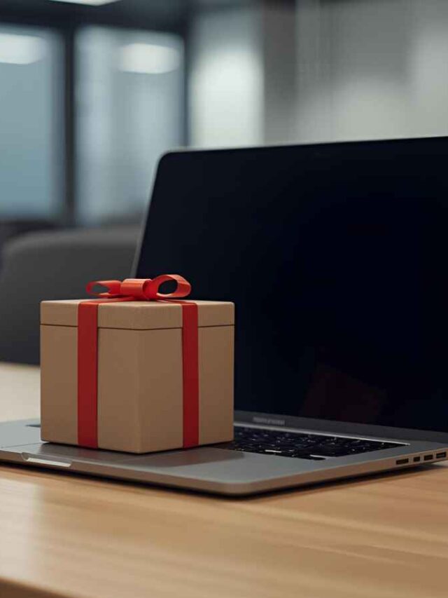 Presente com laço vermelho sobre um notebook em uma mesa de escritório