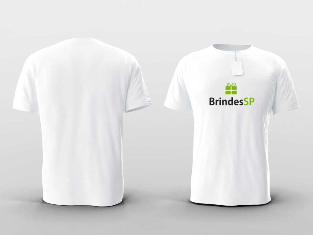 Mockup de camiseta branca personalizada com logotipo da BrindesSP exibindo frente e verso.